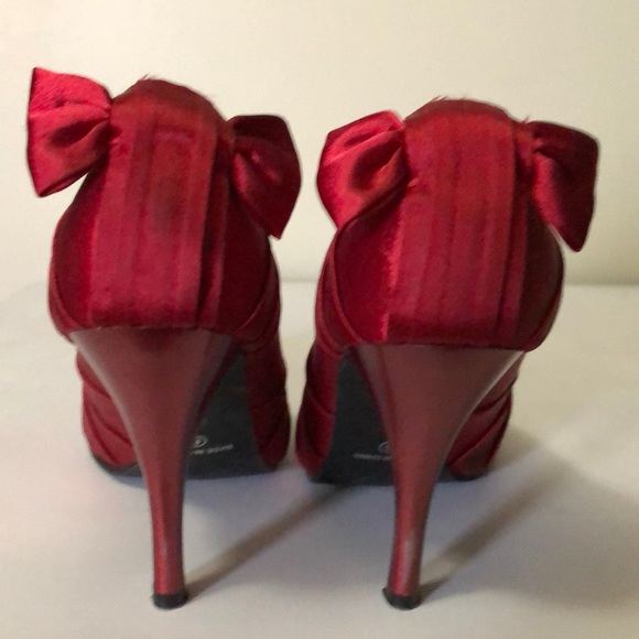 Bright red heels - Picture 2 of 3